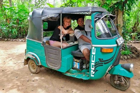 Landsbytur med Tuk Tuk fra Habarana