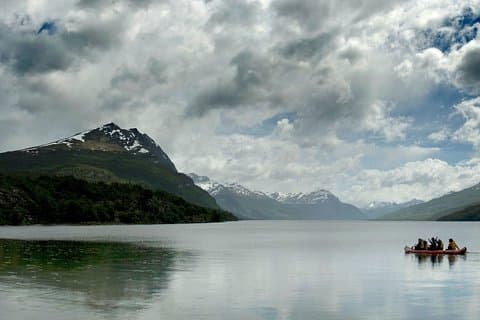 Senderismo y piragüismo en el Parque nacional Tierra del Fuego en la bahía Lapataia