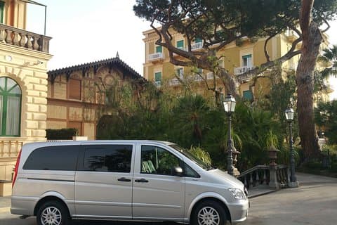 Transfer från Sorrento-området till Neapel för 1 till 3 passagerare