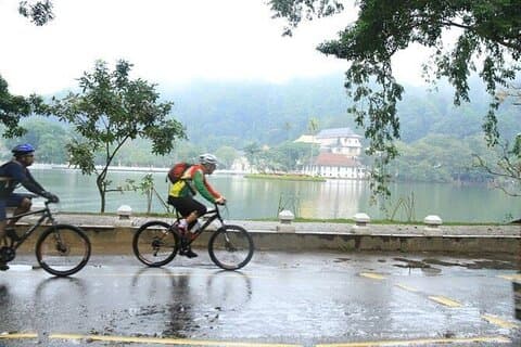 Langs de Mahaweli-rivier fietstocht met Exploring the Kingdom of Kandy.