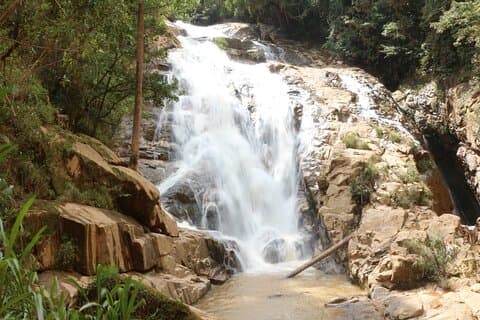 Journée complète de trekking aux chutes de la grotte du tigre de Dalat