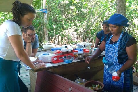 Madlavningseksperiment med srilankanske krydderier fra Matale