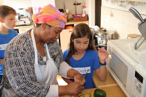 Afrikansk madlavning med en kokstifter