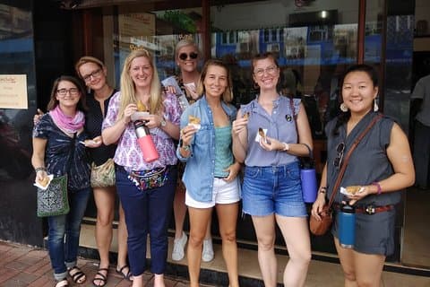 Hyderabad Street Food Crawl (2 horas de excursão guiada de degustação de comida)