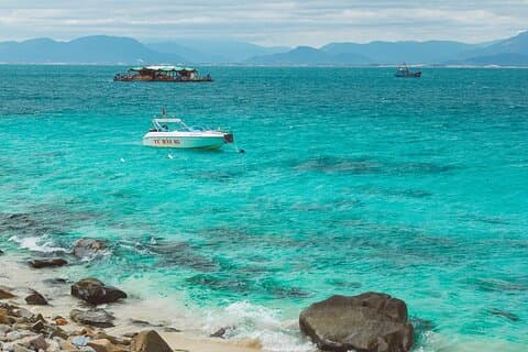 Discover Nha Trang bay by speed boat full day tour
