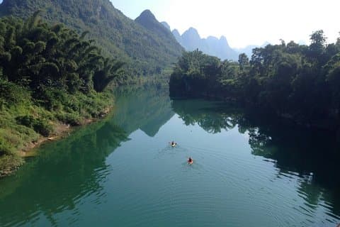 Attività di kayak nel Parco Yangshuo, Cina