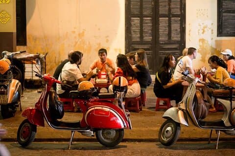 Hoi An tour gastronomico notturno in Vespa