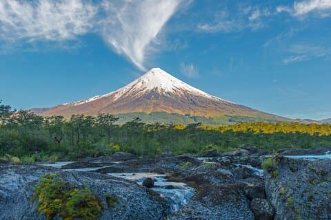 プエルト・モントまたはプエルト・バラスから見たオソルノ火山