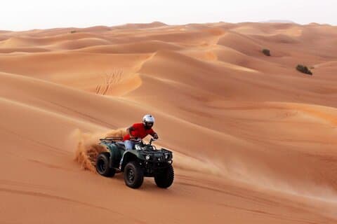 4-timmars ökensafari på morgonen med kameltur och sandboarding från Abu Dhabi