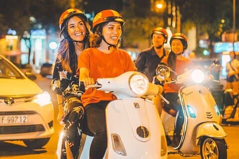 Scopri Saigon after Dark di Vespa