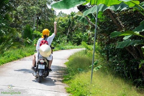 Tour di mezza giornata ai tunnel di Cu Chi in scooter e via navigabile