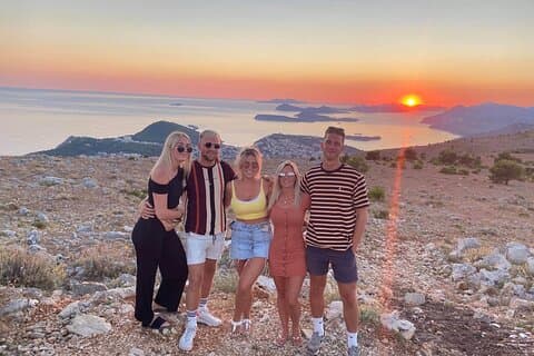 Panorama del atardecer de Dubrovnik y vino