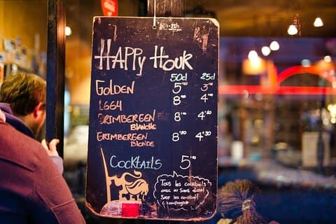 Visite privée de la vie nocturne parisienne (sites, nourriture et boissons) avec un local