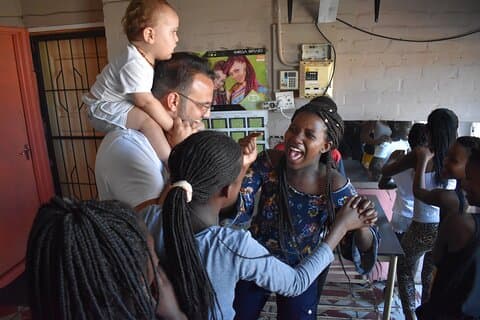 Afrikanske folkelege med et børnehjem