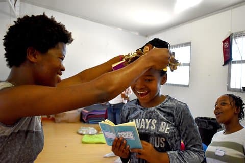Taller de cuidado y empoderamiento del cabello natural con complemento para niños
