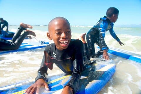Cours de surf avec module complémentaire NGO Kids