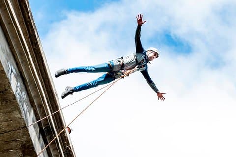 Bungeejumpen over de rivier de Gállego