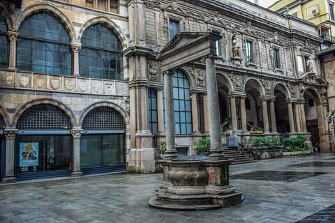 地元の人とのプライベートツアーでのミラノの建築的洞察