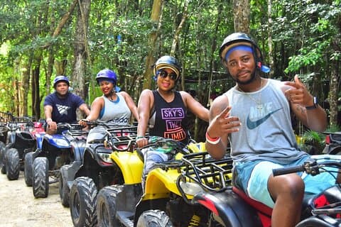 乗馬、ATV (共有)、セノーテ & ジップライン - カンクンからの冒険