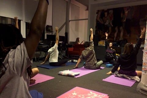 Aula de ioga e bate-papo mindfulness com complemento de ONGs para crianças