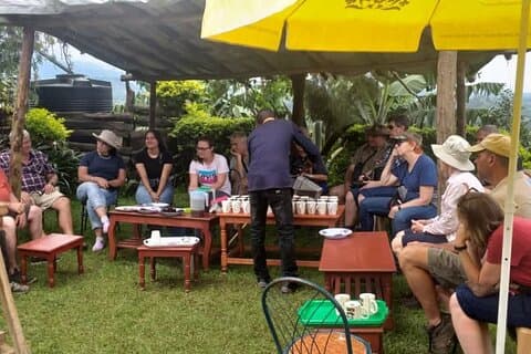 Tour de preparación de café en una granja local en Kisoro