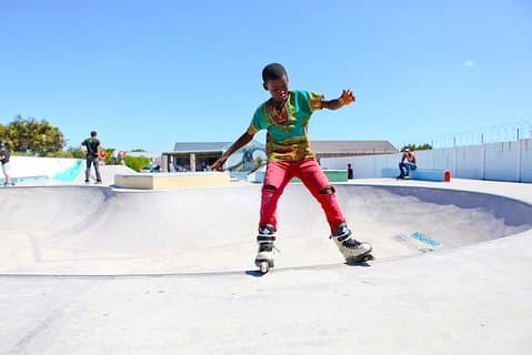 Patineta / Rollerblade con un Fundador del Youth Club con complemento para niños