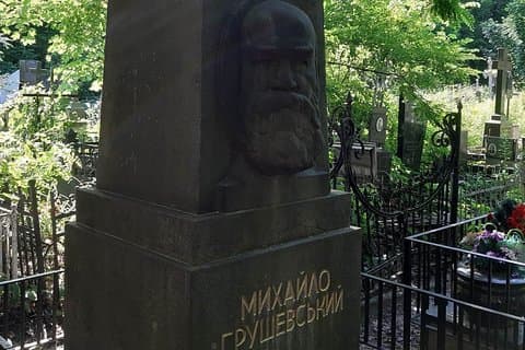 Visite guidée privée du cimetière des mystères de Baikove