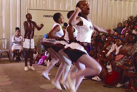 Saut à la corde (jeu autochtone) avec un fondateur de club de jeunes avec module complémentaire pour enfants
