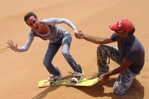 Abu Dhabi Desert Safari Dune Bashing, Came, Dança do Ventre e Churrasco