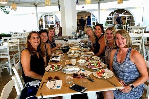 Santorin Vin et cuisine Expérience avec ramassage inclus