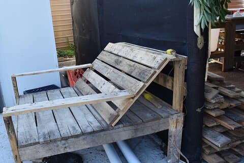 Construire des meubles recyclés pour un jardin communautaire