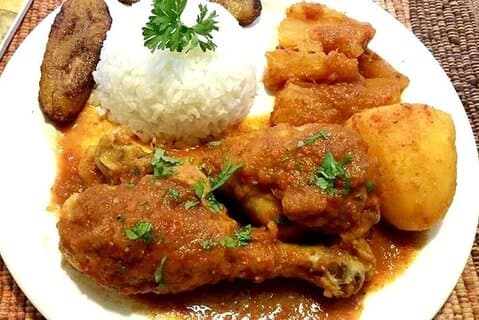 Cena Paisa fatta in casa nella casa di un locale a Medellín