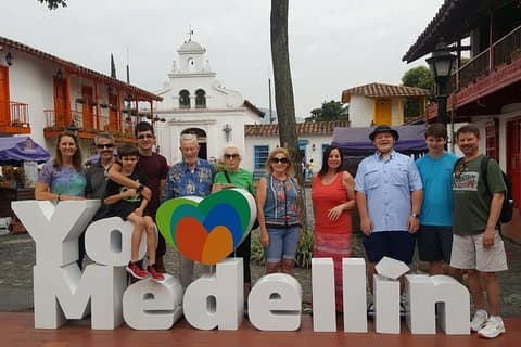 Medellín City Comuna 13 og Arvi Park heldags privat tur