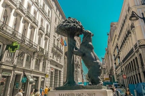 Ein architektonischer Einblick in Madrid auf einer privaten Tour mit einem Einheimischen