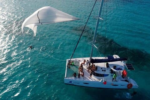 Tour in catamarano Isla Mujeres con open bar