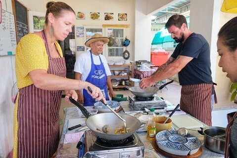 Clase simple de cocina casera en Baan Nate en Phuket