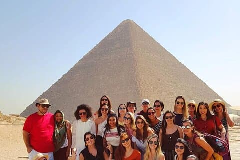 Tour delle piramidi, del museo e del mercato di Khan Khalili da Hurghada in aereo