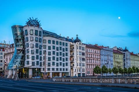 Una visione architettonica di Praga in un tour privato con un locale