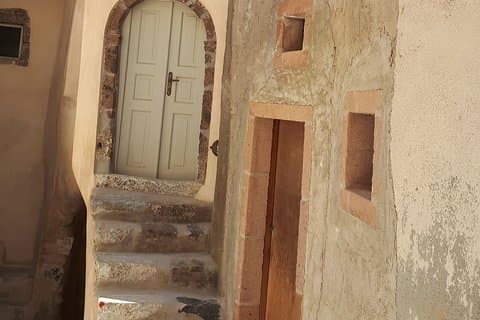 サントリーニ島の伝統的な村-地元の人に案内してもらいましょう