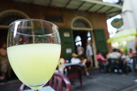 Privat rundtur i Absinthe Tasting på bästa platser i Prag med en lokal