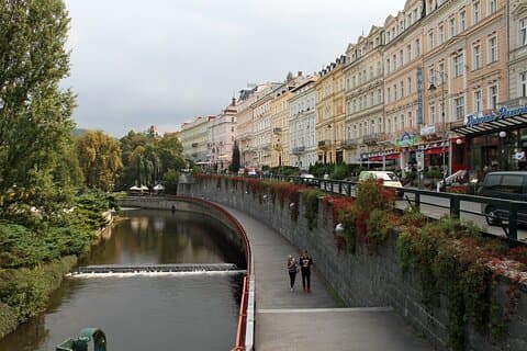 Gita giornaliera privata a Karlovy Vary da Praga con un locale
