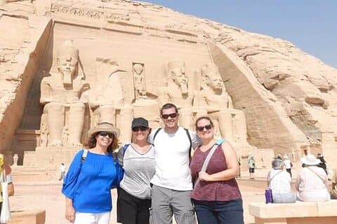 Gita di un giorno intero ai templi di Abu Simbel da Assuan in auto privata