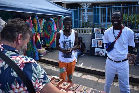 Shopping tour di curiosità / souvenir con un collezionista di manufatti africani