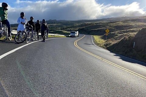 Excursion en vélo de descente Maui Haleakala Sunrise avec des cavaliers de montagne