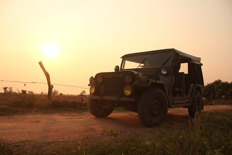Sunset Drinks in the Countryside av Jeep