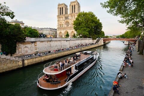 Cruzeiro de acesso direto ao rio Seine