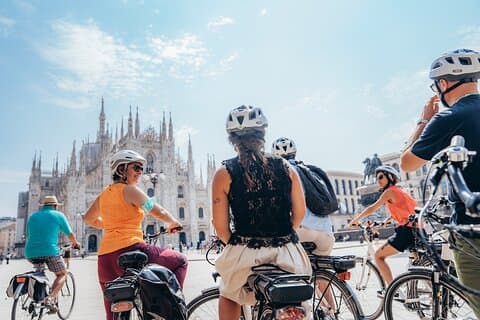 Scopri le attrazioni di Milano in e-Bike in un tour guidato per piccoli gruppi