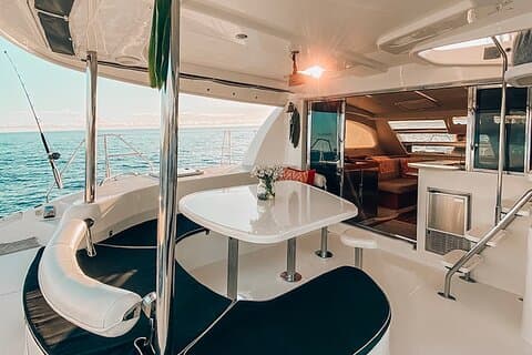 Kleine Gruppe Yacht Sunset Cruise von Oahu