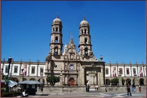 Excursão a Zapopan, partindo de Guadalajara: Basílica de Nuestra Señora e o Museu de Arte Huichol