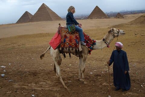 Tour di mezza giornata alle piramidi di Giza con giro in cammello e pranzo